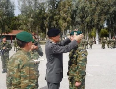 Απονομή μπερέ σε οπλίτες των Ειδικών Δυνάμεων και της Αεροπορίας Στρατού απο τον Α/ΓΕΣ (φωτό)